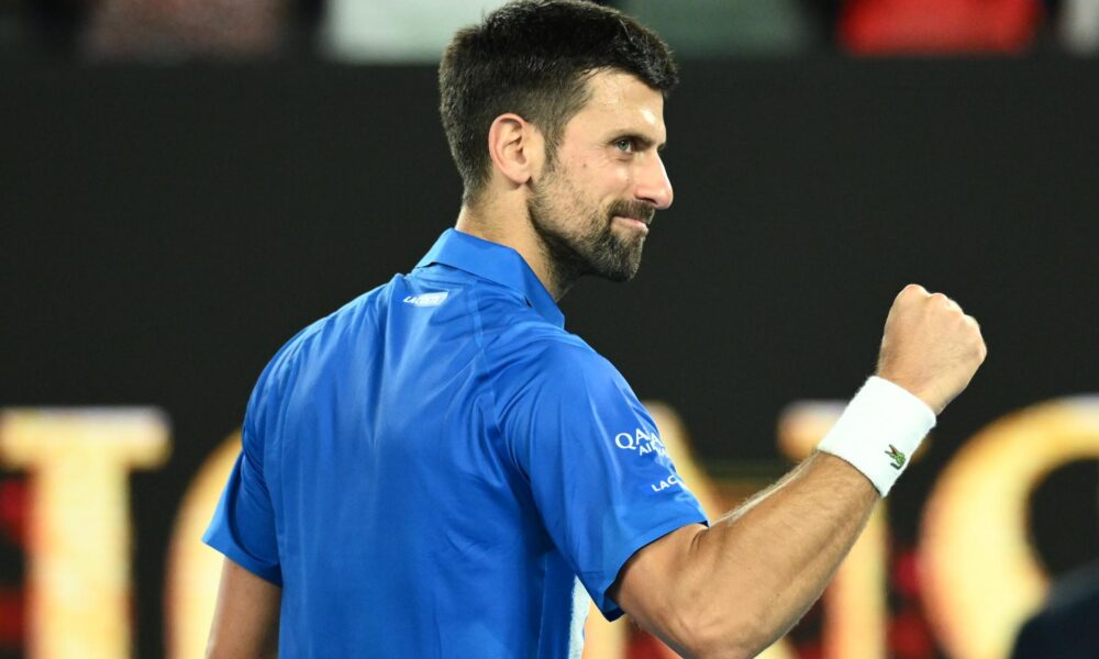 El serbio Novak Djokovic se convirtió este miércoles en el jugador con más partidos individuales jugados de Grand Slam en la historia del tenis, 430, en coincidencia con el que ganó al portugués Jaime Faria en la segunda ronda del torneo que se juega en Melbourne. EFE/EPA/JOEL CARRETT