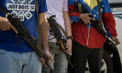 Civiles adeptos al oficialismo participan en un acto de juramentación de milicias bolivarianas este martes, en Caracas (Venezuela). EFE/ Miguel Gutierrez