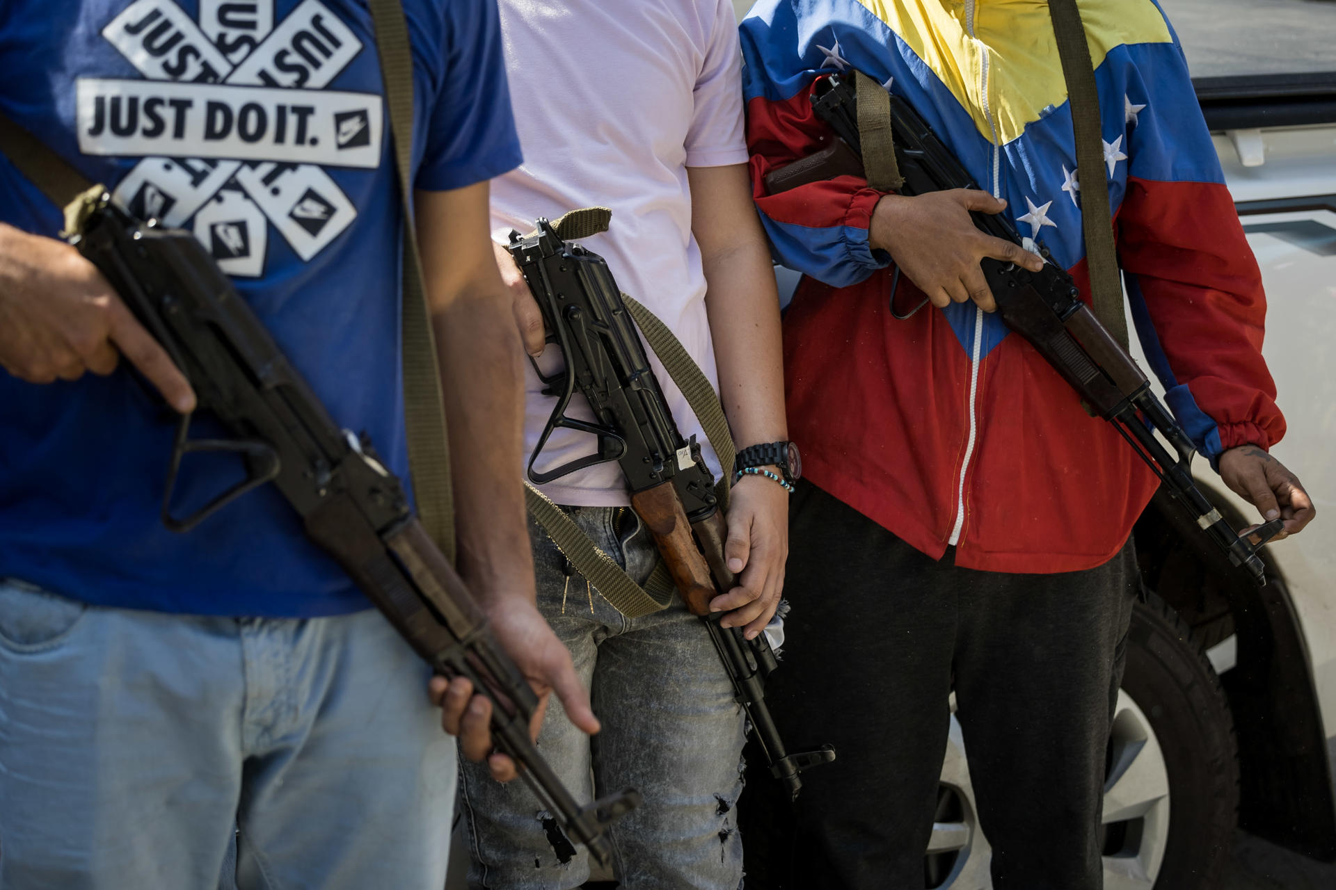 Civiles adeptos al oficialismo participan en un acto de juramentación de milicias bolivarianas este martes, en Caracas (Venezuela). EFE/ Miguel Gutierrez