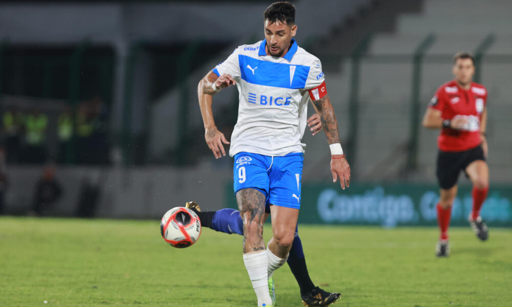 Fernando Zampedri, delantero del club chileno Universidad Católica, aportó este martes dos goles al triunfo por 3-2 sobre Atlético Tucumán en el estadio Domingo Burgueño Miguel de la ciudad uruguaya de Maldonado. EFE/ Gastón Britos