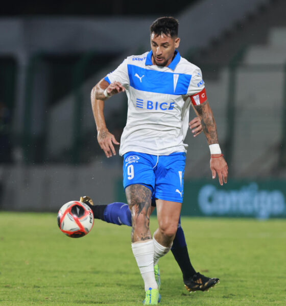 Fernando Zampedri, delantero del club chileno Universidad Católica, aportó este martes dos goles al triunfo por 3-2 sobre Atlético Tucumán en el estadio Domingo Burgueño Miguel de la ciudad uruguaya de Maldonado. EFE/ Gastón Britos