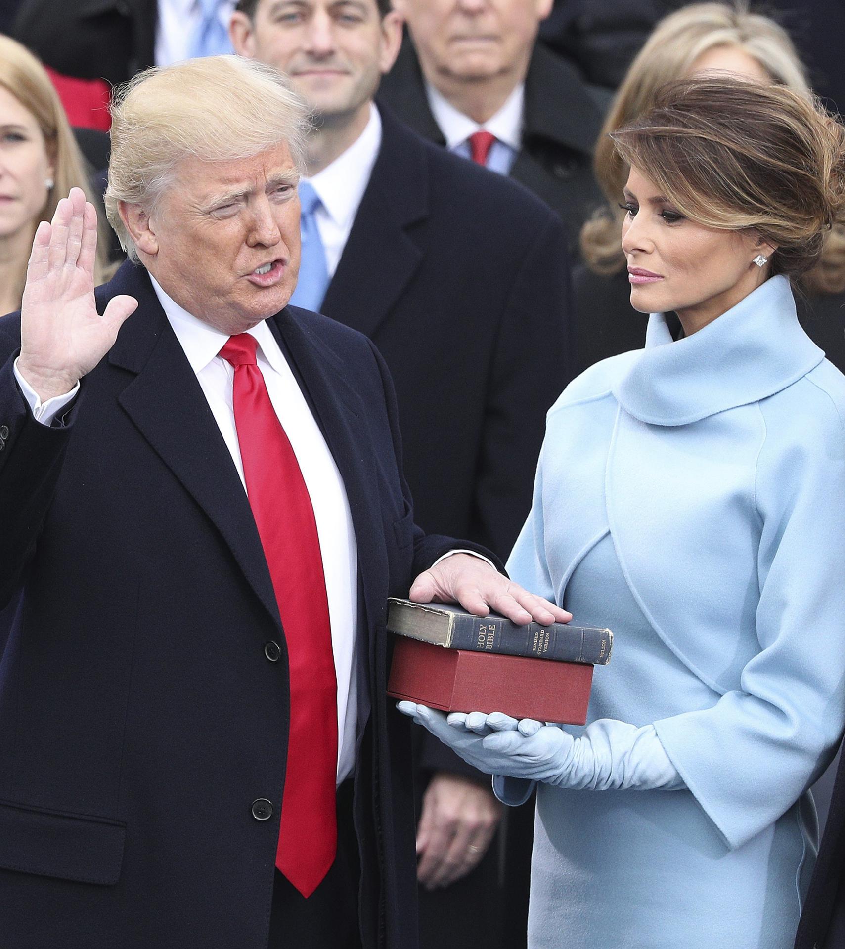 Fotografía de archivo del presidente electo de Estados Unidos, Donald Trump (i), juramentando como presidente número 45 de la historia de Estados Unidos sobre dos biblias EFE/JUSTIN LANE