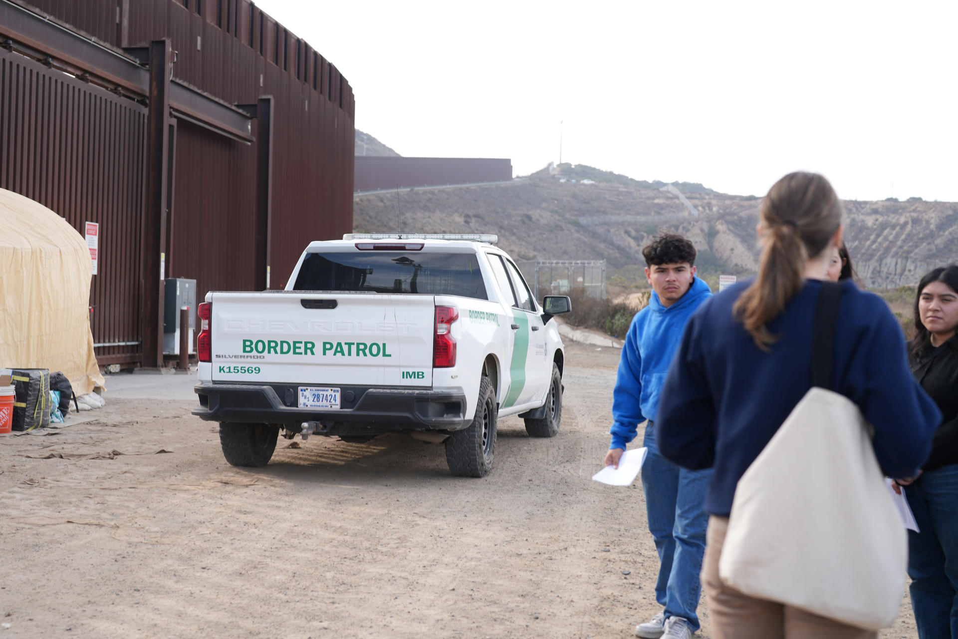 Fotografía de archivo de una camioneta de la Patrulla Fronteriza mientras vigila la frontera de San Ysidro, en San Diego, California (Estados Unidos). EFE/ Manuel Ocaño