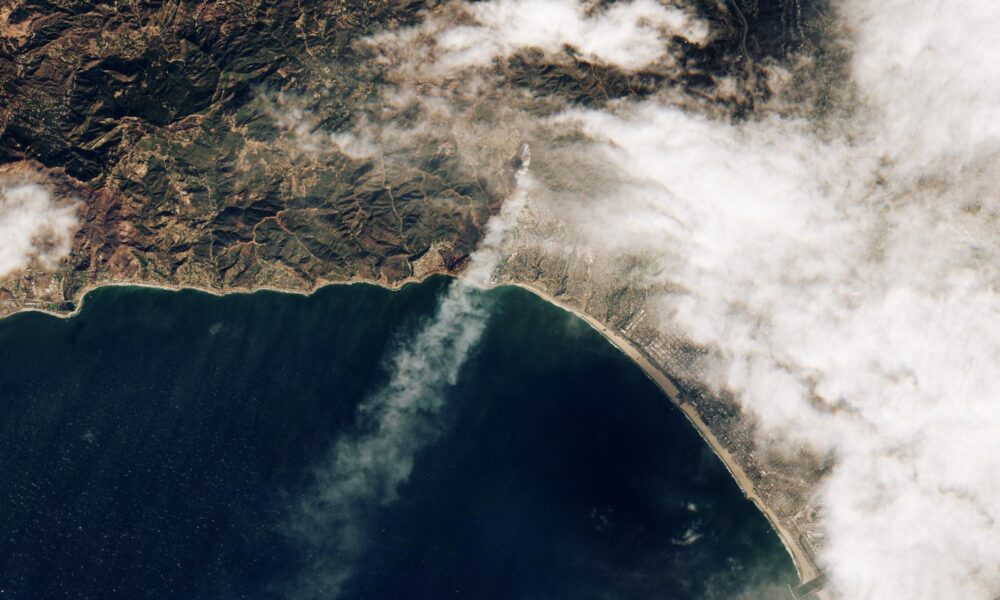 Una imagen satelital proporcionada por el Observatorio de la Tierra de la NASA muestra el humo de los incendios forestales y las nubes sobre Los Ángeles, California, EFE/NASA