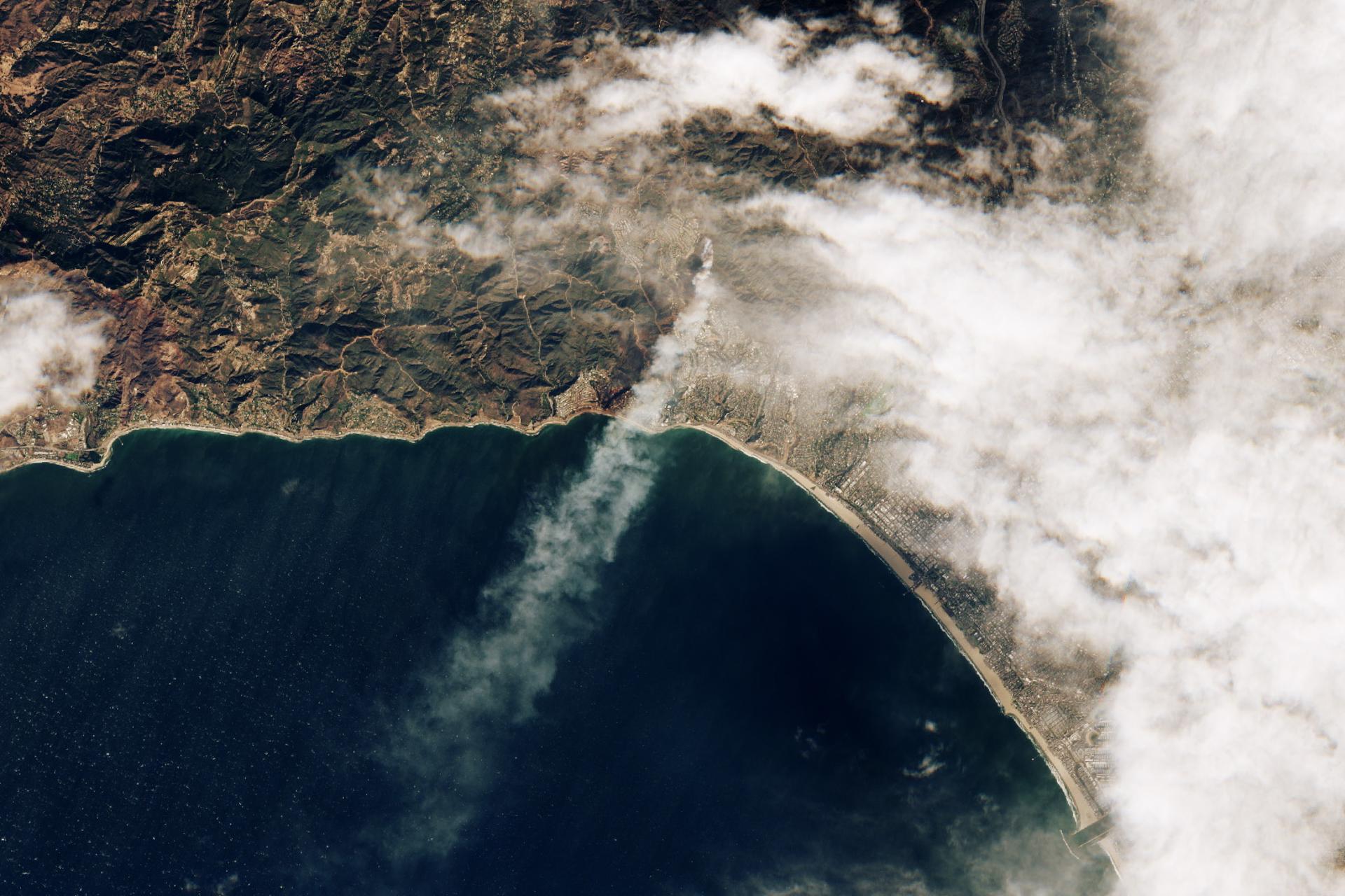 Una imagen satelital proporcionada por el Observatorio de la Tierra de la NASA muestra el humo de los incendios forestales y las nubes sobre Los Ángeles, California, EFE/NASA