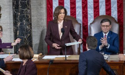 La vicepresidenta de EE. UU., Kamala Harris (c), reacciona mientras se certifican los votos en la victoria electoral de Donald Trump tras los comicios del 5 de noviembre pasado. EFE/EPA/Shawn Thew