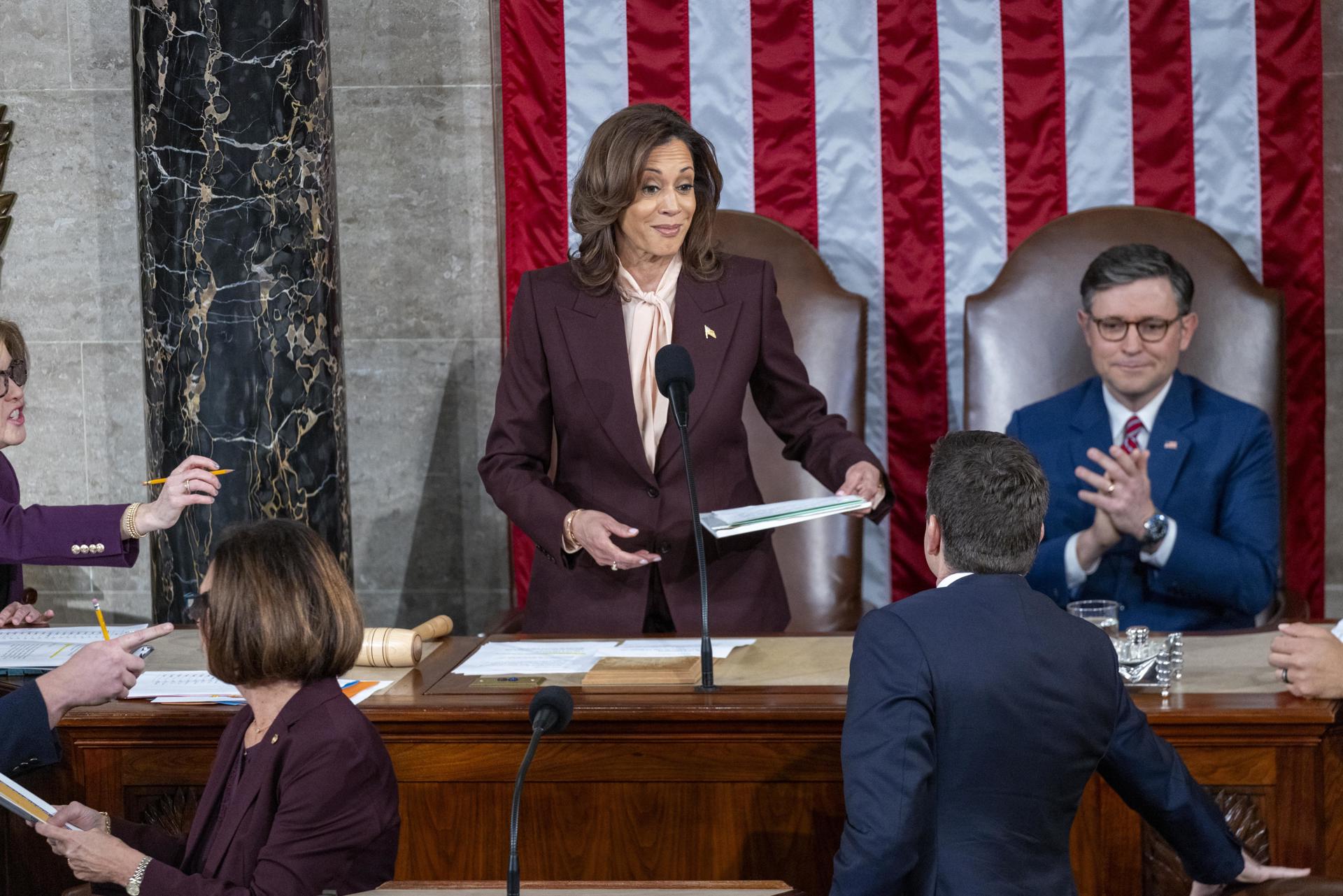 La vicepresidenta de EE. UU., Kamala Harris (c), reacciona mientras se certifican los votos en la victoria electoral de Donald Trump tras los comicios del 5 de noviembre pasado. EFE/EPA/Shawn Thew