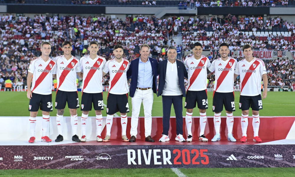 El entrenador de River Plate, Marcelo Gallardo (c2), y el presidente, Jorge Brito (c1), posan con los nuevos jugadores del club. EFE/ Matias Martin Campaya