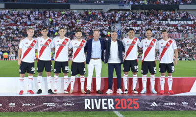 El entrenador de River Plate, Marcelo Gallardo (c2), y el presidente, Jorge Brito (c1), posan con los nuevos jugadores del club. EFE/ Matias Martin Campaya