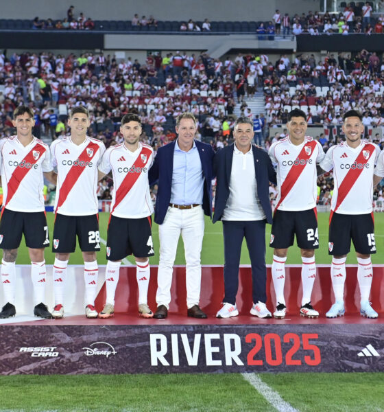 El entrenador de River Plate, Marcelo Gallardo (c2), y el presidente, Jorge Brito (c1), posan con los nuevos jugadores del club. EFE/ Matias Martin Campaya