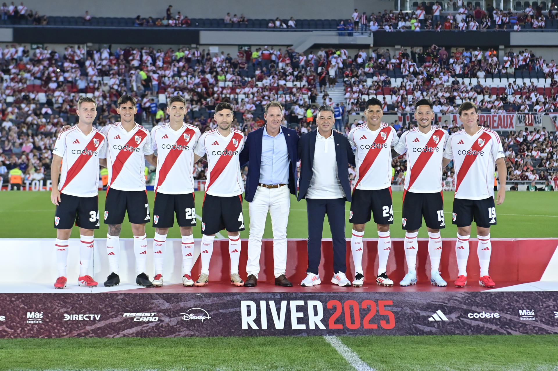 El entrenador de River Plate, Marcelo Gallardo (c2), y el presidente, Jorge Brito (c1), posan con los nuevos jugadores del club. EFE/ Matias Martin Campaya