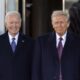 El presidente de EE. UU., Joe Biden (I), recibe al presidente electo Donald Trump en el pórtico norte de la Casa Blanca en la mañana de la inauguración de Trump en Washington, DC, EE. UU., 20 de enero de 2025. EFE/JIM LO SCALZO / POOL