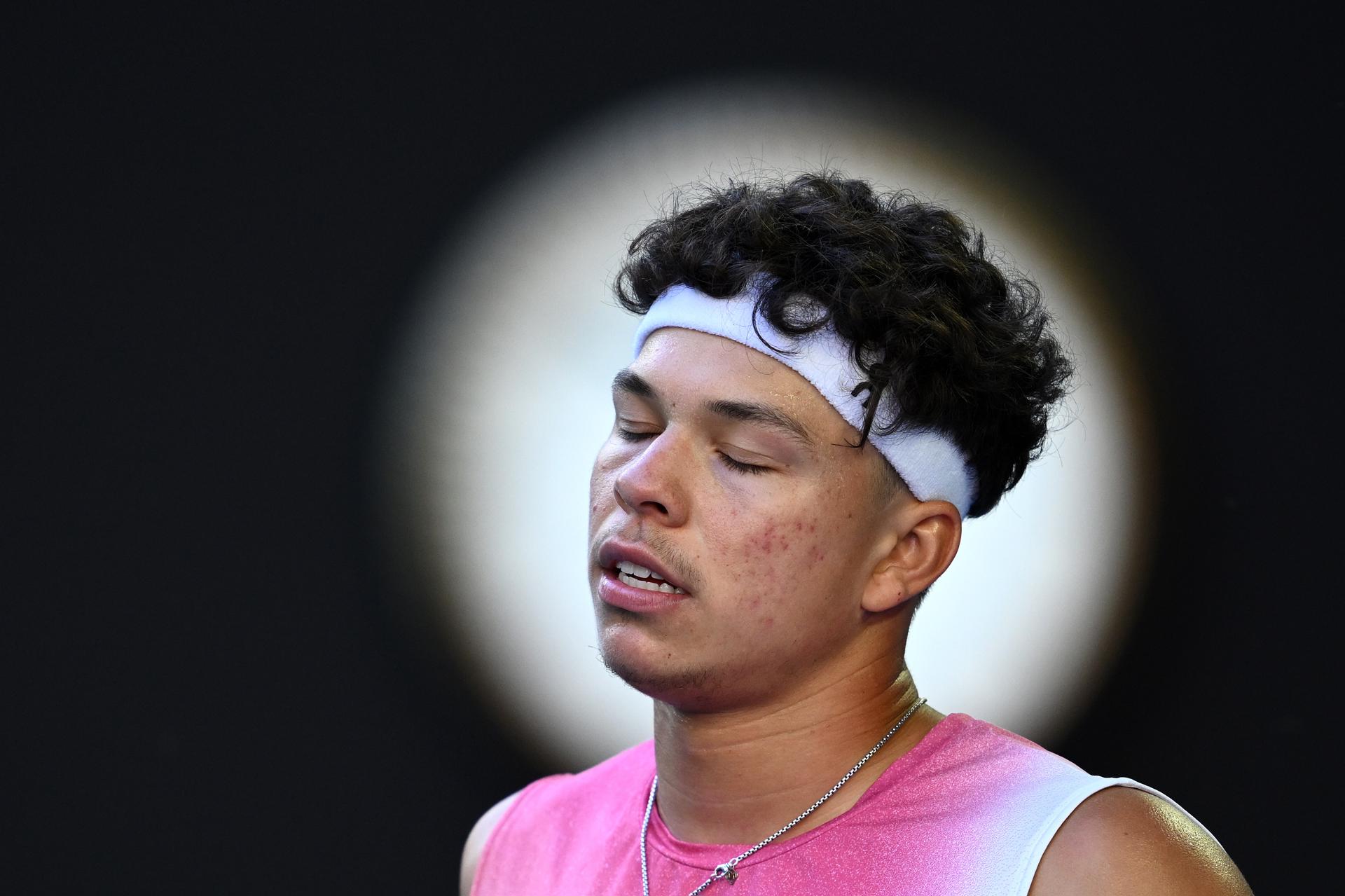 Ben Shelton, durante el partido que ganó a Lorenzo Sonego y que le dio la clasificación para las semifinales del Abierto de Australia. EFE/EPA/JOEL CARRETT AUSTRALIA AND NEW ZEALAND OUT