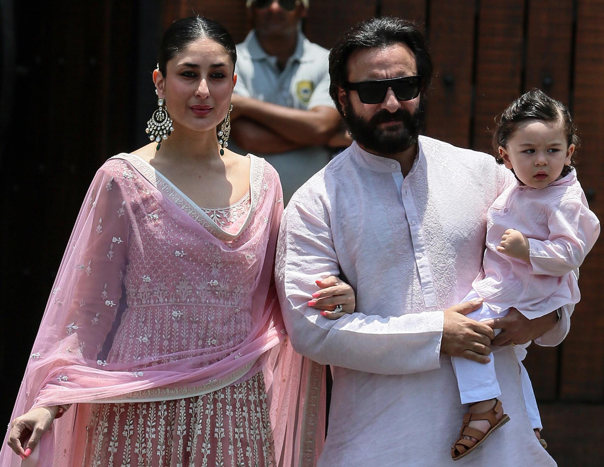 Foto de archivo del actor Saif Ali Khan, su esposa, Kareena Kapoor Khan, y su hijo Taimur. EPA/DIVYAKANT SOLANKI