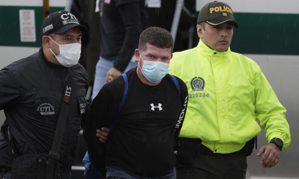 Fotografía del 8 de junio de 2022 en donde se ve a Francisco Luis Correa Galeano (c), capturado por el crimen del fiscal paraguayo Marcelo Pecci, mientras es trasladado por agentes de la Policía y del Cuerpo Técnico de Investigación (CTI) en el Comando Aéreo de Transporte Militar (CATAM) hacia el Bunker de la Fiscalía General de la Nación, en Bogotá (Colombia). EFE/ Carlos Ortega