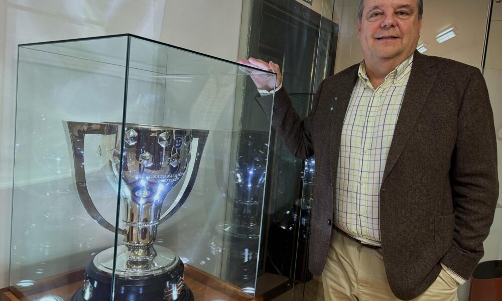 Federico Alegre es el encargado de diseñar los trofeos y medallas más anhelados del fútbol español. Detrás de la Supercopa que levantó Marc Andre-Ter Stegen y que pasearon Lewandowski, Lamine Yamal, Raphinha… hay infinidad de horas de trabajo en Joyerías Alegre, una tienda histórica y tradicional al lado de la Puerta del Sol de Madrid. EFE/Víctor Castelló