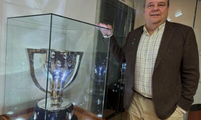 Federico Alegre es el encargado de diseñar los trofeos y medallas más anhelados del fútbol español. Detrás de la Supercopa que levantó Marc Andre-Ter Stegen y que pasearon Lewandowski, Lamine Yamal, Raphinha… hay infinidad de horas de trabajo en Joyerías Alegre, una tienda histórica y tradicional al lado de la Puerta del Sol de Madrid. EFE/Víctor Castelló