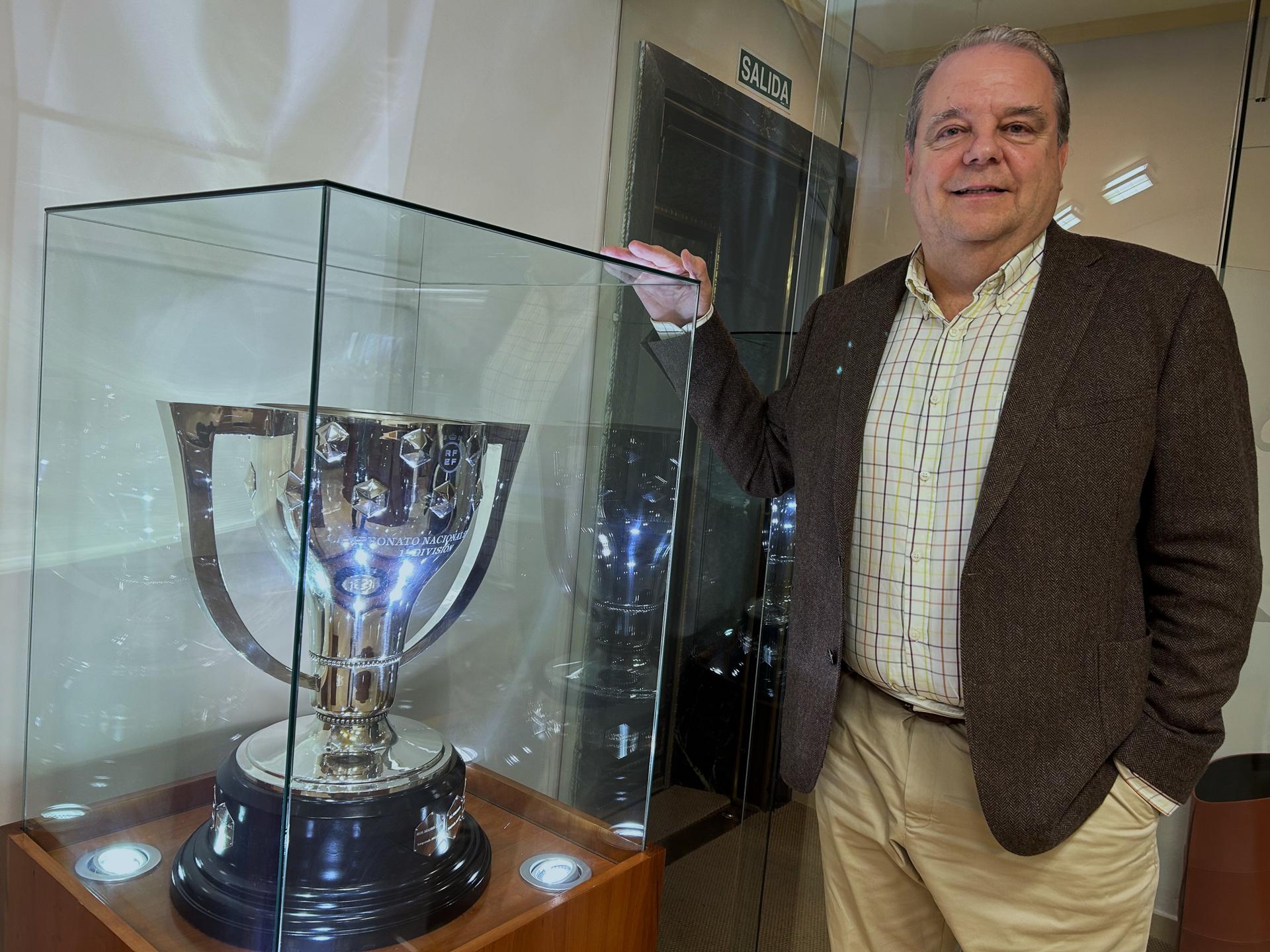 Federico Alegre es el encargado de diseñar los trofeos y medallas más anhelados del fútbol español. Detrás de la Supercopa que levantó Marc Andre-Ter Stegen y que pasearon Lewandowski, Lamine Yamal, Raphinha… hay infinidad de horas de trabajo en Joyerías Alegre, una tienda histórica y tradicional al lado de la Puerta del Sol de Madrid. EFE/Víctor Castelló