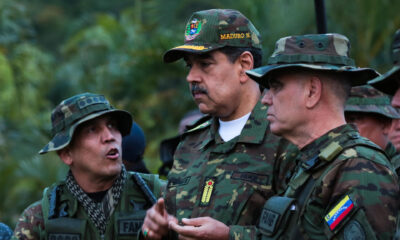 Fotografía cedida por el Palacio de Miraflores donde se observa al líder chavista Nicolás Maduro (c) durante ejercicios militares este miércoles, en Caracas (Venezuela). EFE/ Palacio de Miraflores