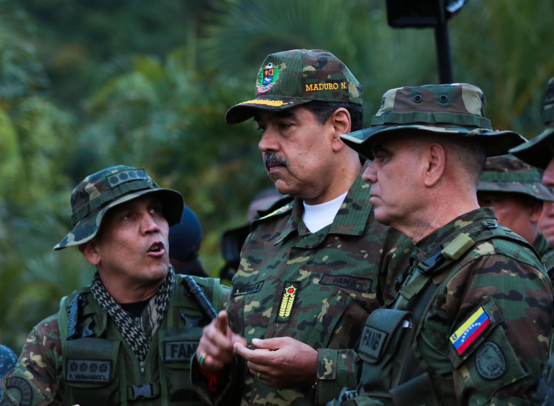 Fotografía cedida por el Palacio de Miraflores donde se observa al líder chavista Nicolás Maduro (c) durante ejercicios militares este miércoles, en Caracas (Venezuela). EFE/ Palacio de Miraflores