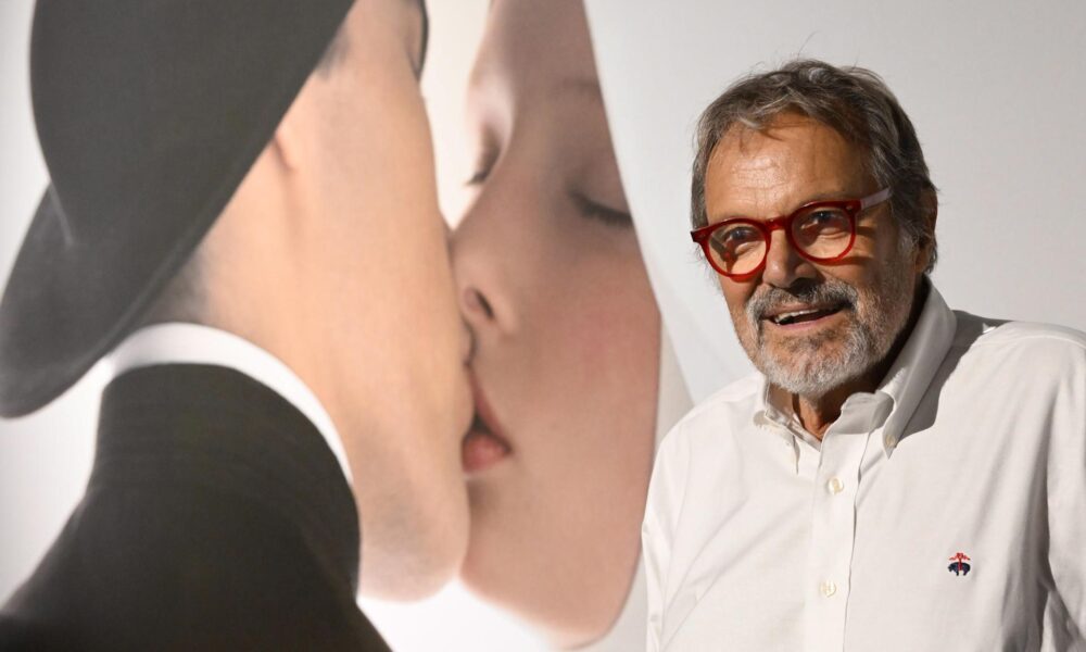 Imagen de archivo del fotógrafo y publicista italiano Oliviero Toscani, con una de sus provocadoras obras de fondo. EFE/EPA/DANIEL DAL ZENNARO