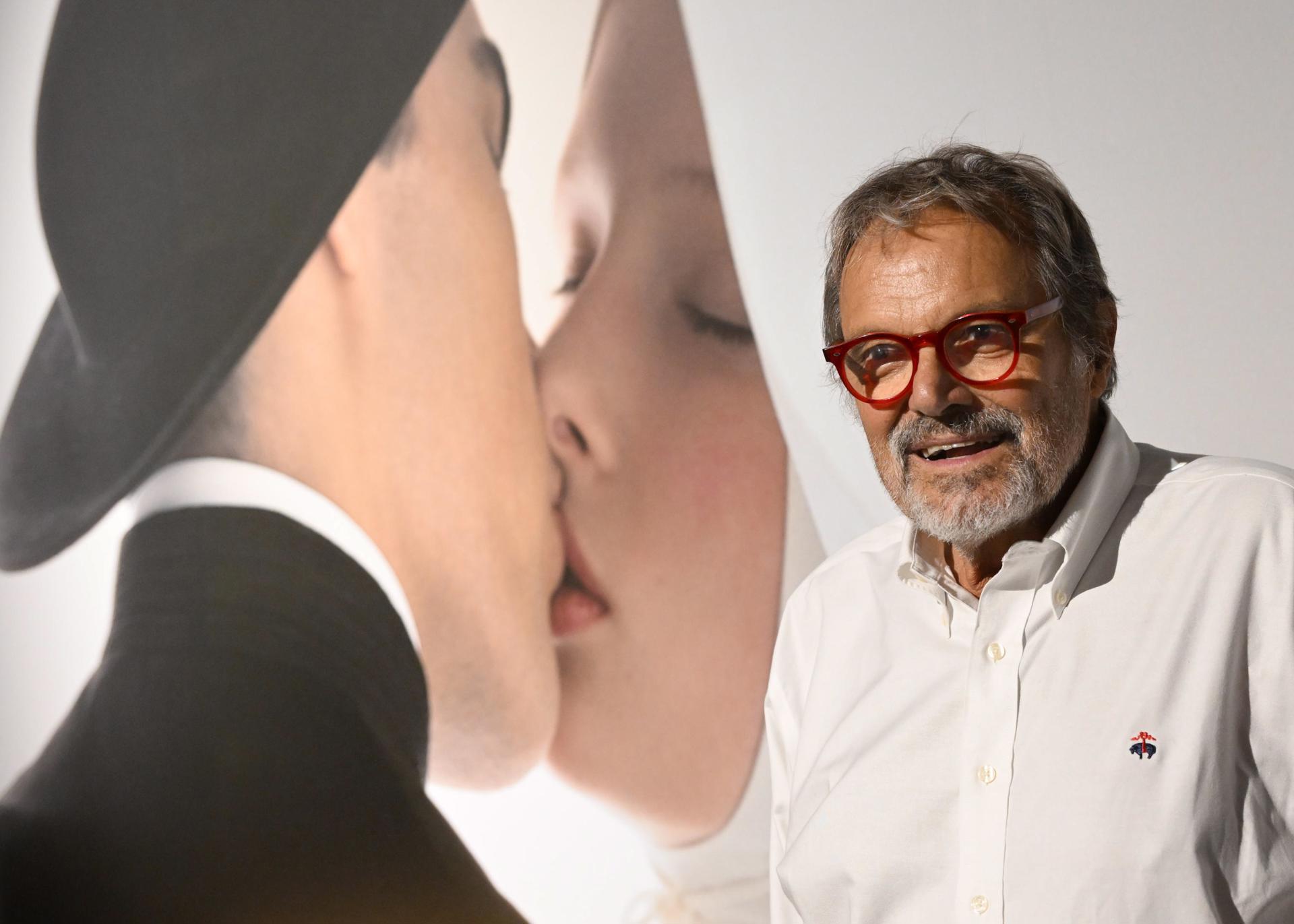 Imagen de archivo del fotógrafo y publicista italiano Oliviero Toscani, con una de sus provocadoras obras de fondo. EFE/EPA/DANIEL DAL ZENNARO