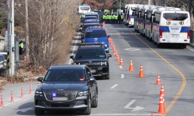 Una caravana, que incluye un vehículo que transporta al presidente surcoreano destituido Yoon Suk Yeol, sale del Centro de Detención de Seúl para asistir a una audiencia en el Tribunal de Distrito Oeste de Seúl por el arresto formal de Yoon debido a un intento fallido de imponer la ley marcial en Uiwang, Corea del Sur, el 18 de enero de 2025. 
 EFE/EPA/YONHAP / FUENTE SUR DE COREA FUERA