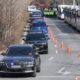 Una caravana, que incluye un vehículo que transporta al presidente surcoreano destituido Yoon Suk Yeol, sale del Centro de Detención de Seúl para asistir a una audiencia en el Tribunal de Distrito Oeste de Seúl por el arresto formal de Yoon debido a un intento fallido de imponer la ley marcial en Uiwang, Corea del Sur, el 18 de enero de 2025. 
 EFE/EPA/YONHAP / FUENTE SUR DE COREA FUERA