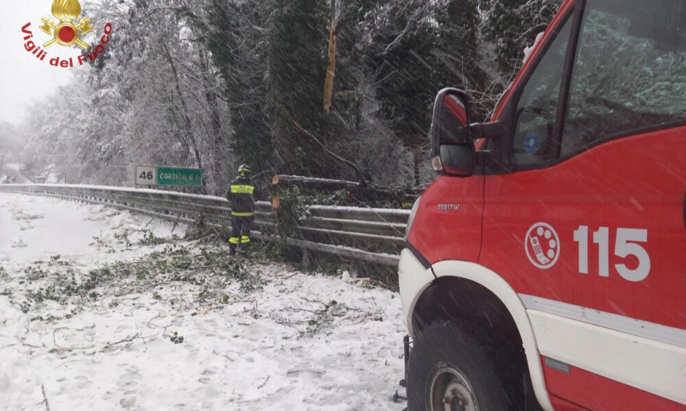 El sur de Italia amaneció este lunes en alerta amarilla debido a un temporal que azotó la península en las últimas horas, con nevadas a altitudes bajas y fuertes rachas de viento que provocaron cortes eléctricos y en los transportes y obligaron a suspender las clases en diversos municipios. EFE/Vigili del Fuoco***SOLO USO EDITORIAL/SOLO DISPONIBLE PARA ILUSTRAR LA NOTICIA QUE ACOMPAÑA (CRÉDITO OBLIGATORIO)***