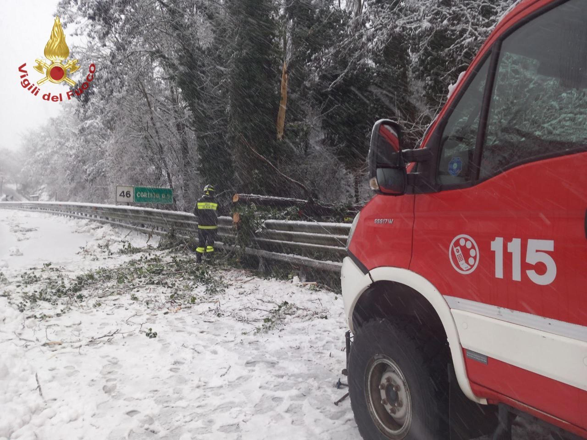 El sur de Italia amaneció este lunes en alerta amarilla debido a un temporal que azotó la península en las últimas horas, con nevadas a altitudes bajas y fuertes rachas de viento que provocaron cortes eléctricos y en los transportes y obligaron a suspender las clases en diversos municipios. EFE/Vigili del Fuoco***SOLO USO EDITORIAL/SOLO DISPONIBLE PARA ILUSTRAR LA NOTICIA QUE ACOMPAÑA (CRÉDITO OBLIGATORIO)***