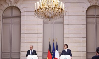 París (EFE).- El presidente francés, Emmanuel Macron (derecha)y el canciller alemán, Olaf Scholz, insistieron este miércoles en París en la unidad europea ante la nueva Administración de Donald Trump, con la que tienen intención de seguir colaborando, pero desde la defensa de sus propios intereses. EFE/EPA/MOHAMMED BADRA / POOL