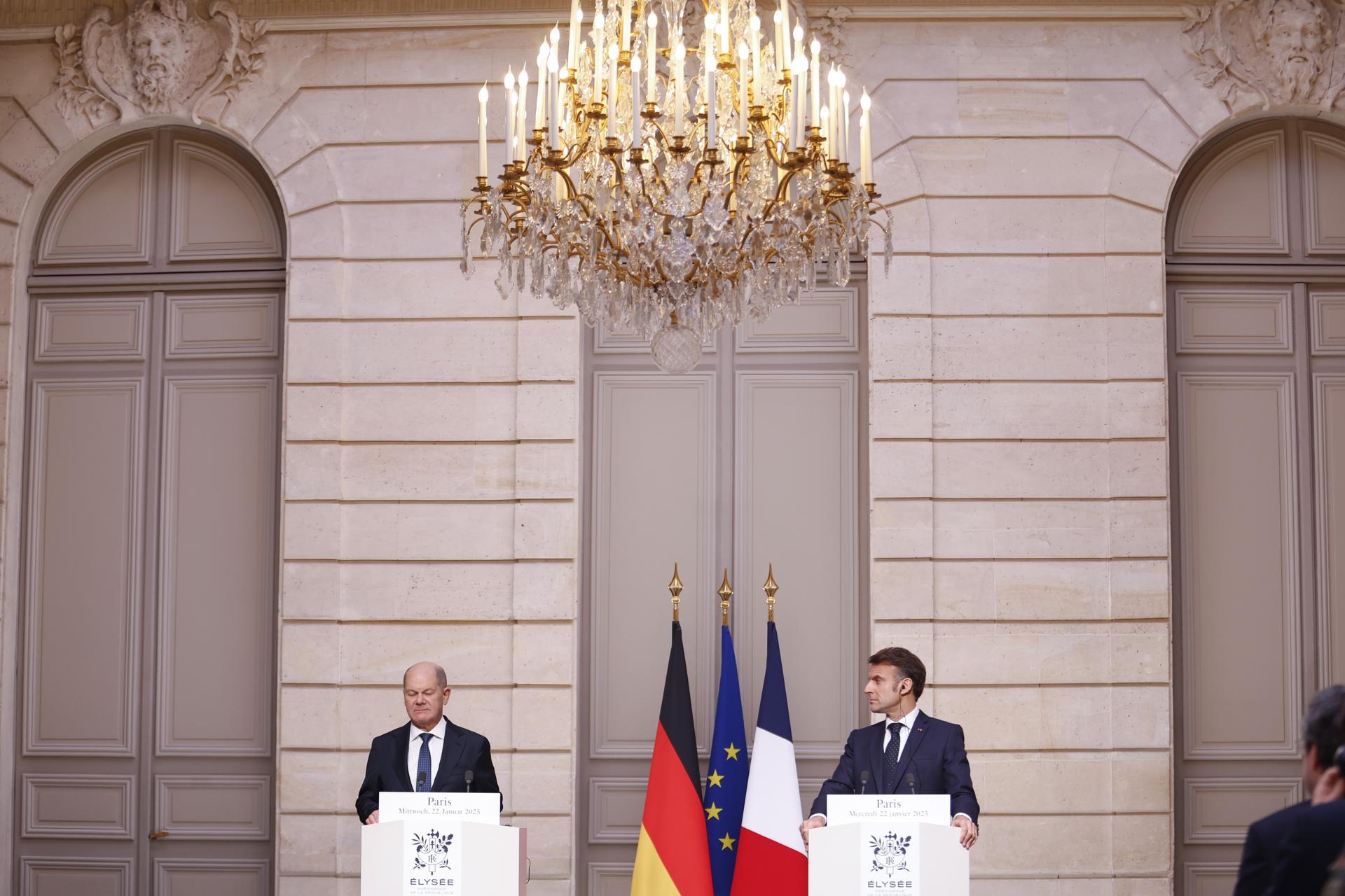 París (EFE).- El presidente francés, Emmanuel Macron (derecha)y el canciller alemán, Olaf Scholz, insistieron este miércoles en París en la unidad europea ante la nueva Administración de Donald Trump, con la que tienen intención de seguir colaborando, pero desde la defensa de sus propios intereses. EFE/EPA/MOHAMMED BADRA / POOL