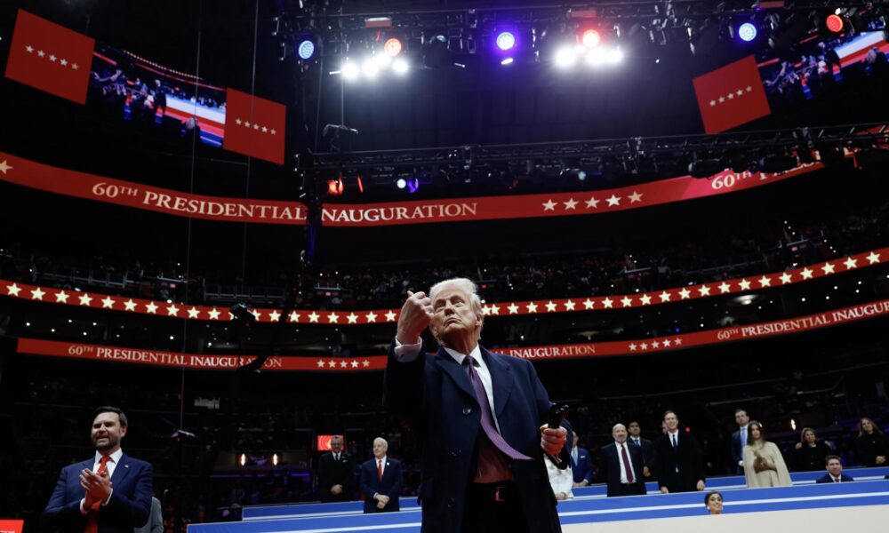 El presidente de Estados Unidos, Donald Trump, arroja un bolígrafo después de firmar órdenes ejecutivas durante un evento de inauguración en el Capital One Arena en Washington, DC. EFE/EPA/ANNA MONEYMAKER / POOL