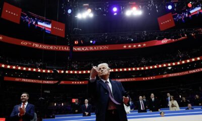 El presidente de Estados Unidos, Donald Trump, arroja un bolígrafo después de firmar órdenes ejecutivas durante un evento de inauguración en el Capital One Arena en Washington, DC. EFE/EPA/ANNA MONEYMAKER / POOL