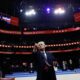 El presidente de Estados Unidos, Donald Trump, arroja un bolígrafo después de firmar órdenes ejecutivas durante un evento de inauguración en el Capital One Arena en Washington, DC. EFE/EPA/ANNA MONEYMAKER / POOL