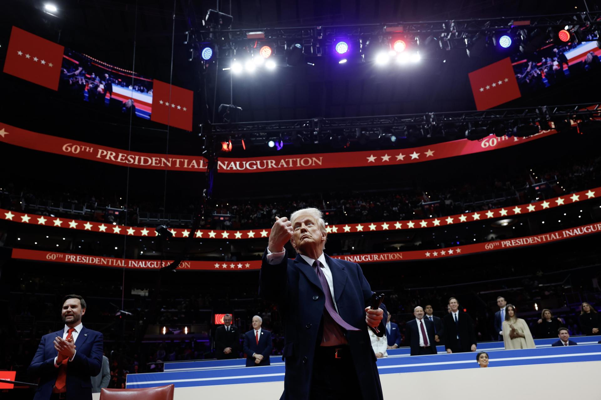 El presidente de Estados Unidos, Donald Trump, arroja un bolígrafo después de firmar órdenes ejecutivas durante un evento de inauguración en el Capital One Arena en Washington, DC. EFE/EPA/ANNA MONEYMAKER / POOL