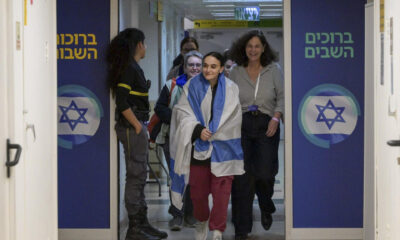 Una de las rehenes liberadas por Hamás se reencuentra con su familia en el hospital Sheba de Tel Aviv este domingo. Las tres rehenes liberadas por Hamás ya se encuentran en territorio israelí en manos del Ejército y han llegado al punto de encuentro donde les reciben sus madres, en el primer día de alto el fuego en la Franja de Gaza. Se trata de tres mujeres civiles -Emily Damari, Doron Steinbrecher y Romi Gonen-, que han sido liberadas tras 471 días de cautiverio en canje por 90 presos palestinos, según el acuerdo alcanzado entre Israel y Hamás. EFE/ Oficina Del Primer Ministro