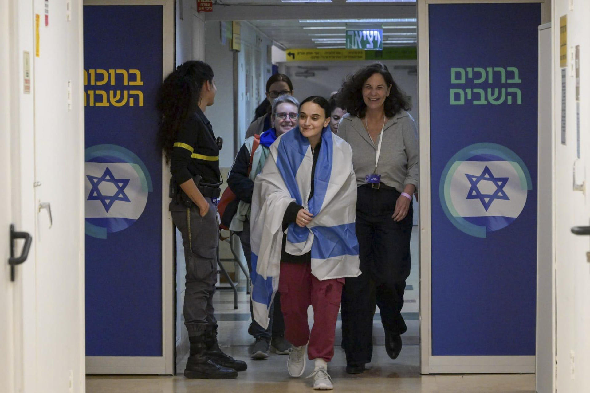 Una de las rehenes liberadas por Hamás se reencuentra con su familia en el hospital Sheba de Tel Aviv este domingo. Las tres rehenes liberadas por Hamás ya se encuentran en territorio israelí en manos del Ejército y han llegado al punto de encuentro donde les reciben sus madres, en el primer día de alto el fuego en la Franja de Gaza. Se trata de tres mujeres civiles -Emily Damari, Doron Steinbrecher y Romi Gonen-, que han sido liberadas tras 471 días de cautiverio en canje por 90 presos palestinos, según el acuerdo alcanzado entre Israel y Hamás. EFE/ Oficina Del Primer Ministro