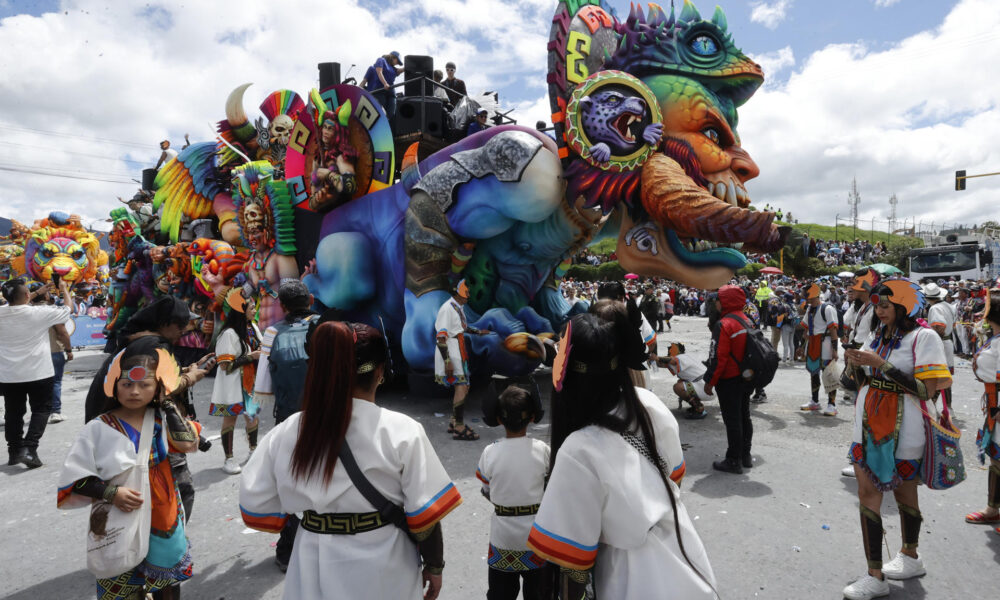 Fotografía de una carroza durante el Desfile Magno en el marco del Carnaval de Negros y Blancos, este lunes en Pasto (Colombia). EFE/ Mauricio Dueñas Castañeda