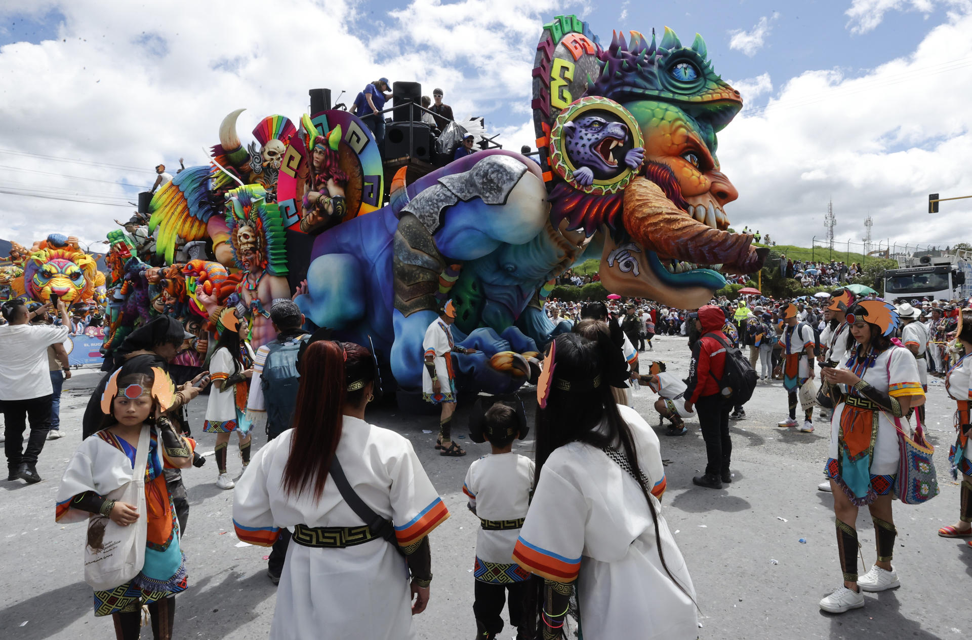 Fotografía de una carroza durante el Desfile Magno en el marco del Carnaval de Negros y Blancos, este lunes en Pasto (Colombia). EFE/ Mauricio Dueñas Castañeda