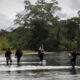 Fotografía de archivo en donde se ven migrantes que cruzan el río Tuquesa luego de atravesar la selva del Darién, frontera natural entre Colombia y Panamá. EFE/ Bienvenido Velasco