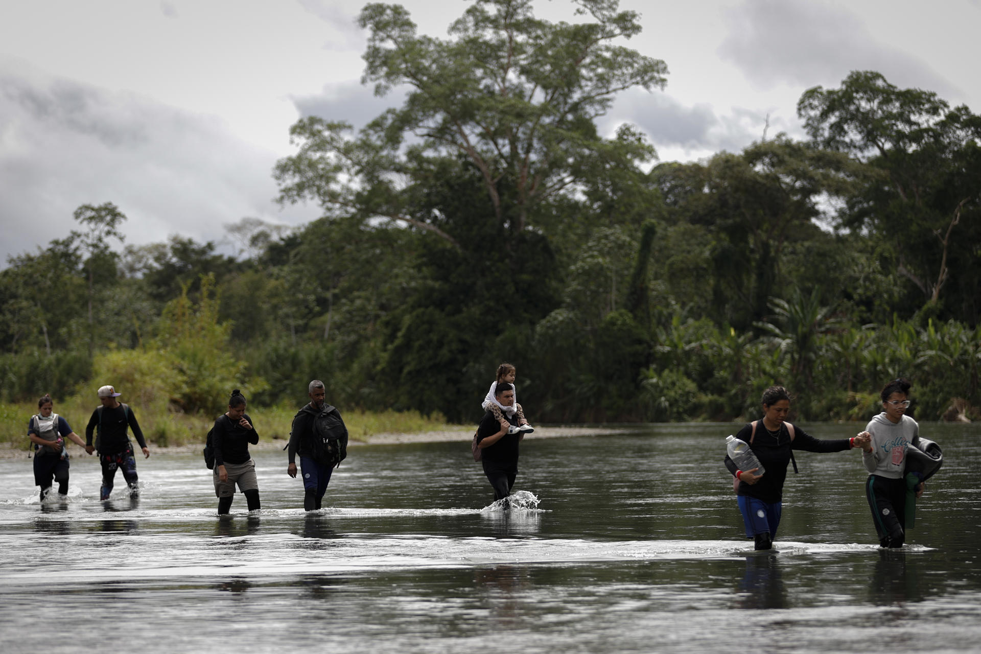 Fotografía de archivo en donde se ven migrantes que cruzan el río Tuquesa luego de atravesar la selva del Darién, frontera natural entre Colombia y Panamá. EFE/ Bienvenido Velasco