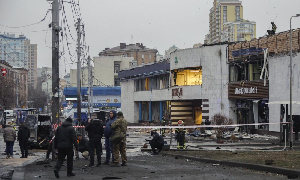 Kyiv (Ukraine), 18/01/2025.- Equipos de rescate acuden al edificio que ha recibido el impacto de mísiles balísticos rusos que han causado cuatro muertos en Kiev. (Rusia, Ucrania, Kiev) EFE/EPA/SERGEY DOLZHENKO