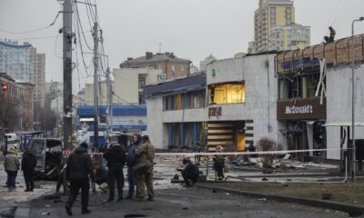 Kyiv (Ukraine), 18/01/2025.- Equipos de rescate acuden al edificio que ha recibido el impacto de mísiles balísticos rusos que han causado cuatro muertos en Kiev. (Rusia, Ucrania, Kiev) EFE/EPA/SERGEY DOLZHENKO