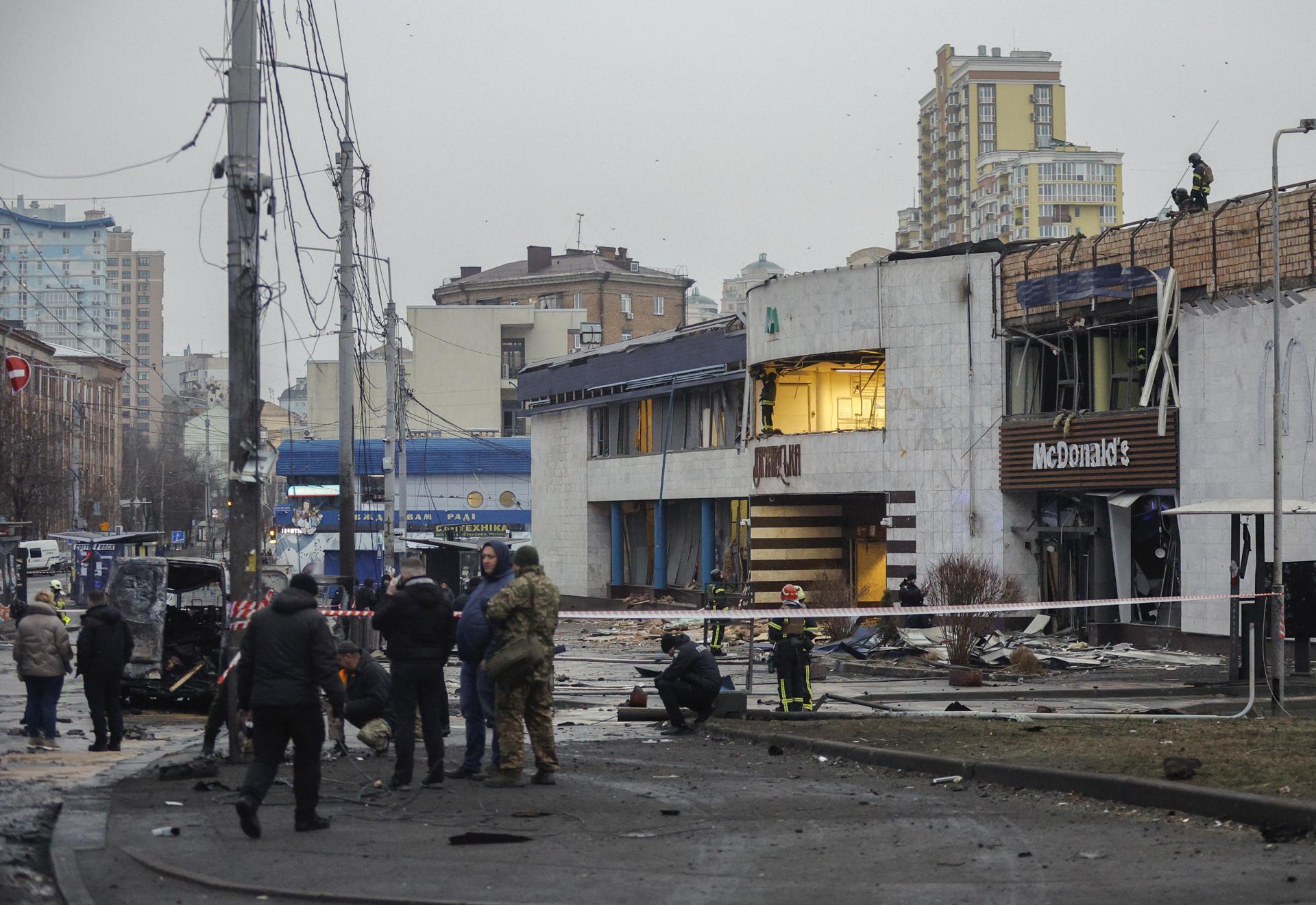 Kyiv (Ukraine), 18/01/2025.- Equipos de rescate acuden al edificio que ha recibido el impacto de mísiles balísticos rusos que han causado cuatro muertos en Kiev. (Rusia, Ucrania, Kiev) EFE/EPA/SERGEY DOLZHENKO