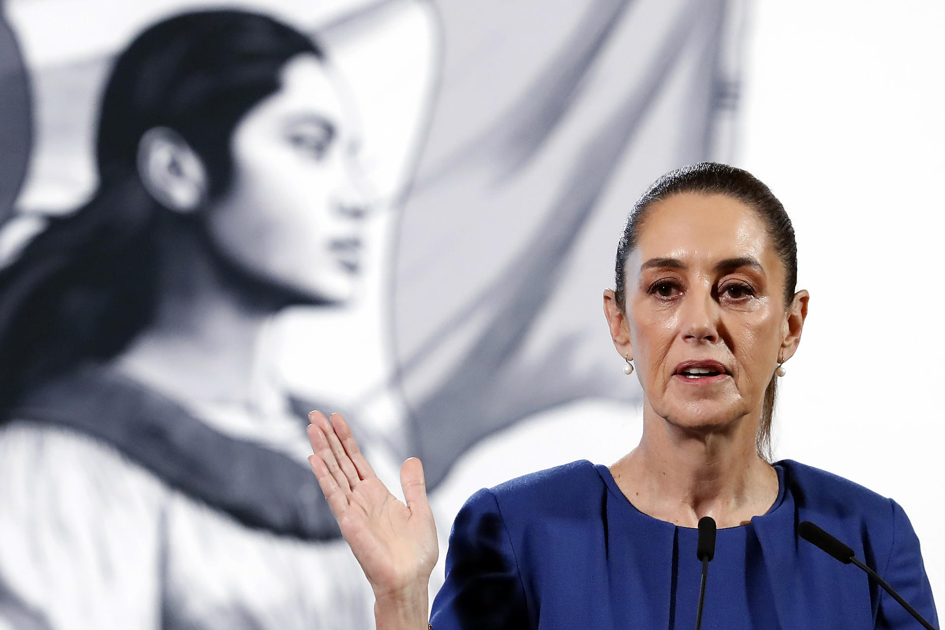 La presidenta de México, Claudia Sheinbaum, habla durante una rueda de prensa este viernes, en el Palacio Nacional de la Ciudad de México (México). EFE/ Mario Guzmán