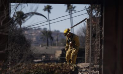 Bomberos y equipos de búsqueda y rescate inspeccionan el lugar de una casa incendiada en Altadena, California, EE.UU.. EFE/EPA/CAROLINE BREHMAN