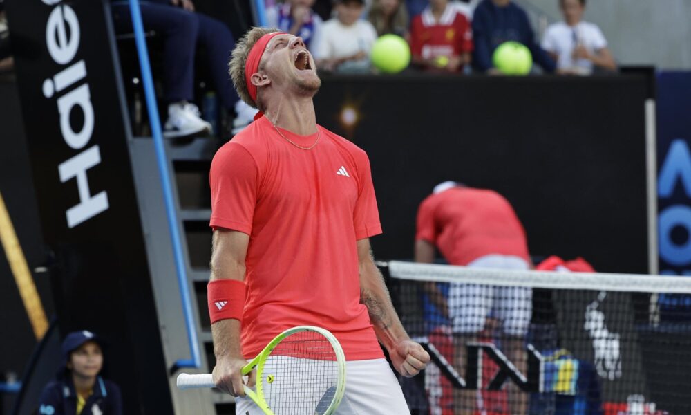 El tenista español Alejandro Davidovich Fokina celebra después de ganar el partido de tercera ronda de individuales masculinos contra el checo Jakub Mensik en el Abierto de Australia en Melbourne. EFE/EPA/ROLEX DELA PENA