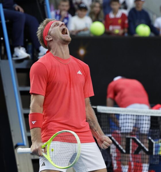 El tenista español Alejandro Davidovich Fokina celebra después de ganar el partido de tercera ronda de individuales masculinos contra el checo Jakub Mensik en el Abierto de Australia en Melbourne. EFE/EPA/ROLEX DELA PENA