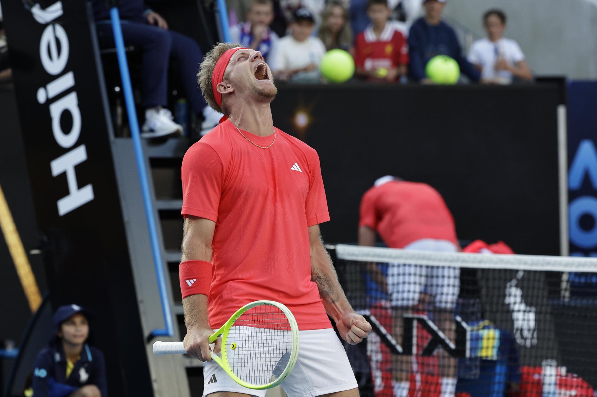 El tenista español Alejandro Davidovich Fokina celebra después de ganar el partido de tercera ronda de individuales masculinos contra el checo Jakub Mensik en el Abierto de Australia en Melbourne. EFE/EPA/ROLEX DELA PENA